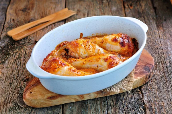 Yoğurt, tahıl hardal, soya sosu ve tatlım Marine tavuk drumsticks pişmiş.