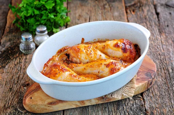 Yoğurt, tahıl hardal, soya sosu ve tatlım Marine tavuk drumsticks pişmiş.