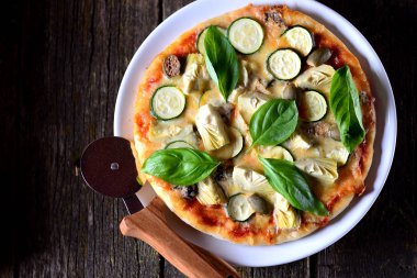 Sağlıklı vejetaryen pizza Mısır unu enginar, kabak, mozzarella, mavi peynir, Kapari Karpuzu ve organik fesleğen ile yapılmış. Sağlıklı gıda.