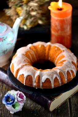 Şeker buzlanma ile lezzetli limonlu kek. Rustik tarzı.