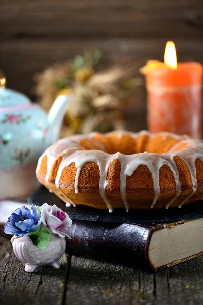 Delicious lemon cake with sugar icing. Rustic style. — Stock Photo, Image