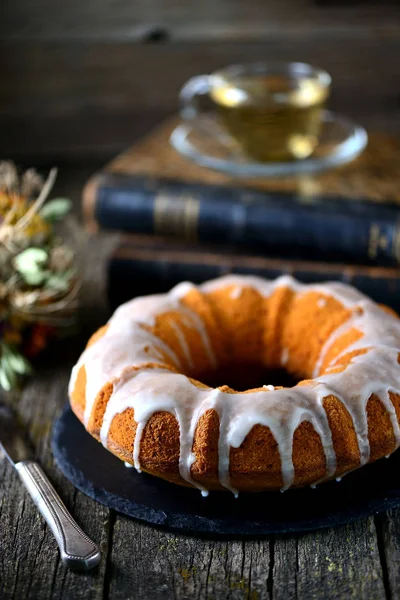 Delicioso bolo de limão com cobertura de açúcar. Estilo rústico . — Fotografia de Stock