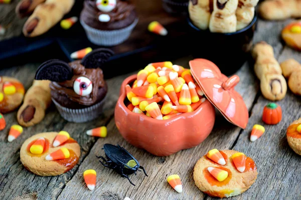 Шоколадні кекси "кажанці" та пісочне печиво "пальці відьми" - смачні хлібобулочні цукерки для святкування Хеллоуїна . — стокове фото