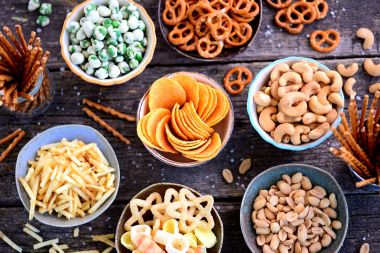 Aperatifler - cips, tuzlu fıstık, kaju fıstığı, wasabi ile bezelye, tuz, patates ile simit çeşitleri saman tuzlu.
