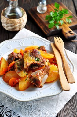 Patates, havuç, soğan ve kekik ile haşlanmış dana kaburga.