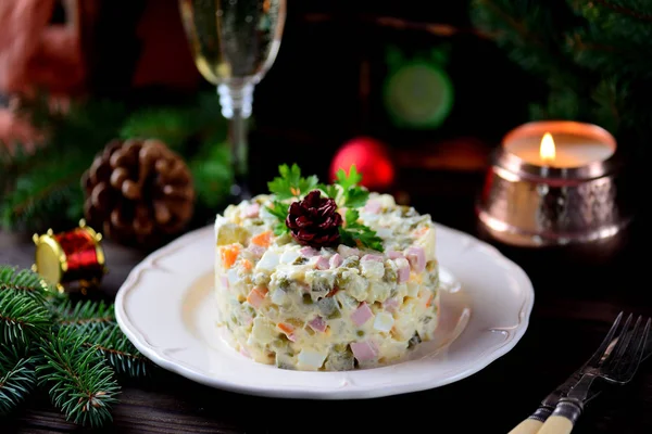 Традиционный новогодний русский салат Оливье . — стоковое фото