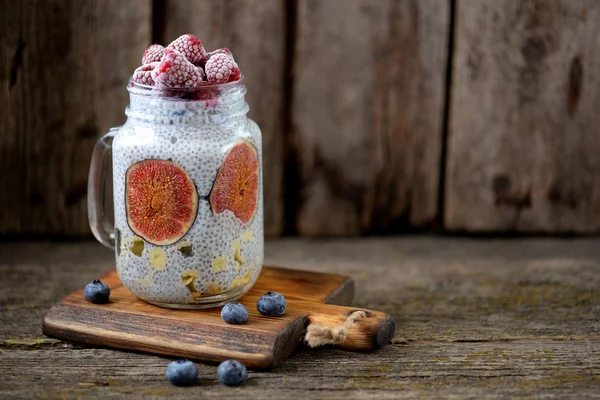 Sağlıklı kahvaltı chia tohum, agave şurubu, süt, incir ve Dondurulmuş çilek, ahududu ve yaban mersini ile pudingim. Kopya alanı.