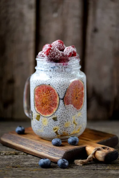 Sağlıklı kahvaltı chia tohum, agave şurubu, süt, incir ve Dondurulmuş çilek, ahududu ve yaban mersini ile pudingim.