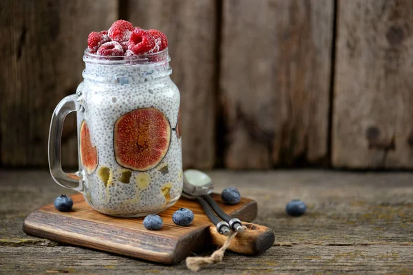 Sağlıklı kahvaltı chia tohum, agave şurubu, süt, incir ve Dondurulmuş çilek, ahududu ve yaban mersini ile pudingim. Kopya alanı.