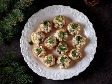 Aperatif tartlets haşlanmış tavuk, kızartılmış mantar ve soğan yumurta ve mayonez ile.