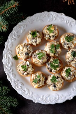 Aperatif tartlets haşlanmış tavuk, kızartılmış mantar ve soğan yumurta ve mayonez ile.