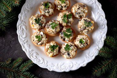 Aperatif tartlets haşlanmış tavuk, kızartılmış mantar ve soğan yumurta ve mayonez ile.