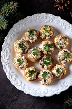 Aperatif tartlets haşlanmış tavuk, kızartılmış mantar ve soğan yumurta ve mayonez ile.