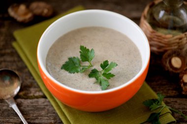 Tavuk ve patates ile kurutulmuş mantar shiitake krem çorba.