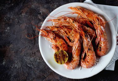 Izgara karides sarımsak, soya sosu, zeytin yağı, zencefil ve biber ile. Üstten Görünüm.