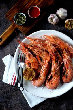 Izgara karides sarımsak, soya sosu, zeytin yağı, zencefil ve biber ile. Üstten Görünüm.