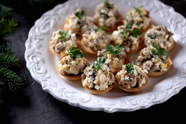 Aperatif tartlets haşlanmış tavuk, kızartılmış mantar ve soğan yumurta ve mayonez ile.