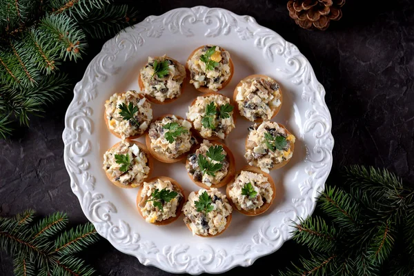 Aperatif tartlets haşlanmış tavuk, kızartılmış mantar ve soğan yumurta ve mayonez ile.