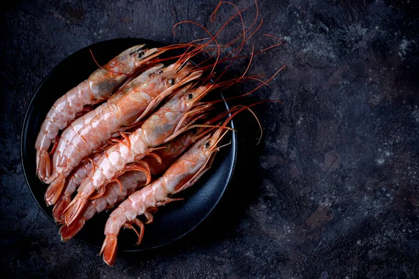 Siyah siyah plaka üzerinde ham taze karides arka plan yandı. Üstten Görünüm