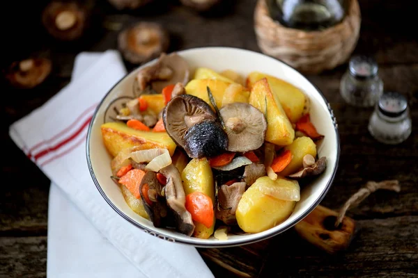 Stewed potatoes with onion, mushrooms, carrot, rosemary and garlic in olive oil. — Stock Photo, Image