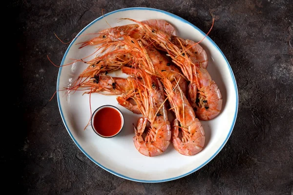 Izgara karides sarımsak, soya sosu, zeytin yağı, zencefil ve biber ile. Üstten Görünüm.