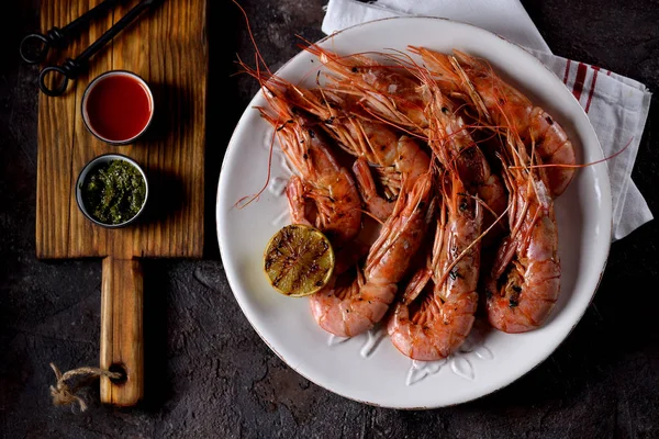 Izgara karides sarımsak, soya sosu, zeytin yağı, zencefil ve biber ile. Üstten Görünüm.