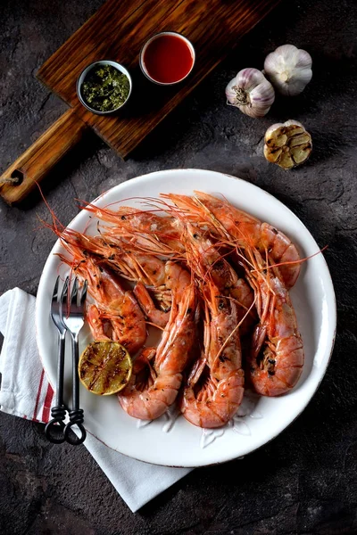 Sağlıklı smoothies mason kavanoz ıspanak, salatalık, kereviz, elma, maydanoz zeytinyağı, Himalaya tuz ve mineral su yükseldi.