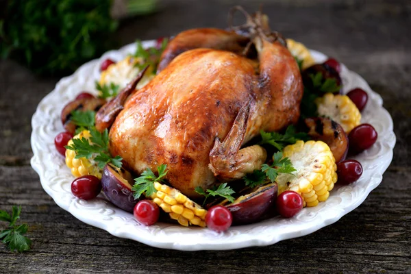 Pollo alla griglia il giorno del Ringraziamento con mais, prugna, corniolo e prezzemolo . — Foto Stock