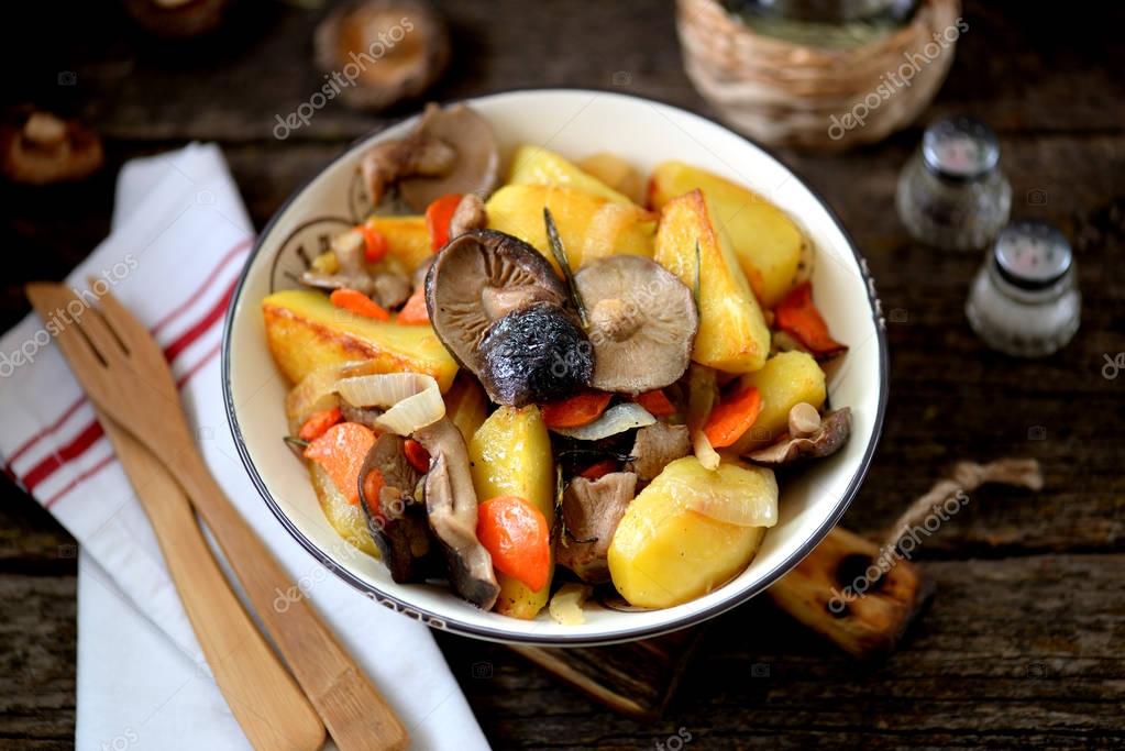 Geschmorte Kartoffeln mit Zwiebeln, Champignons, Möhren, Rosmarin und ...