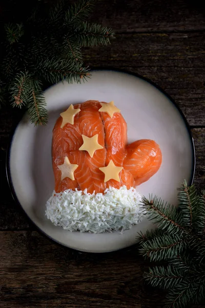 Салат "Santa Claus Mitten" из соленого лосося, вареной картошки, сыра, яиц и крабового мяса . — стоковое фото