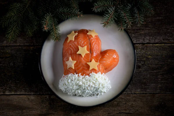 Salada "Santa Claus Mitten" de salmão salgado, batatas cozidas, queijo, ovos e carne de caranguejo . — Fotografia de Stock