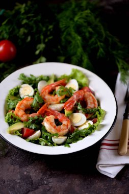 Salata karides kuyrukları marul, roka, bıldırcın ile gelen, cherry domates, avokado, zeytin yağı ve balsamik sirke yumurta.