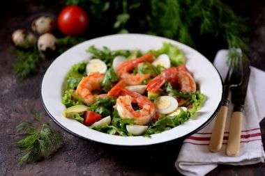 Salata karides kuyrukları marul, roka, bıldırcın ile gelen, cherry domates, avokado, zeytin yağı ve balsamik sirke yumurta.