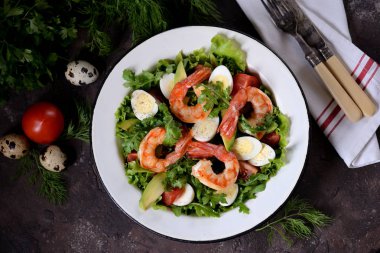 Salata karides kuyrukları marul, roka, bıldırcın ile gelen, cherry domates, avokado, zeytin yağı ve balsamik sirke yumurta.