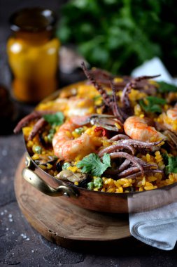 Deniz ürünleri kalamar, karides, midye pirinç, yeşil bezelye, acı biber, safran, zencefil ve Salantro ile.