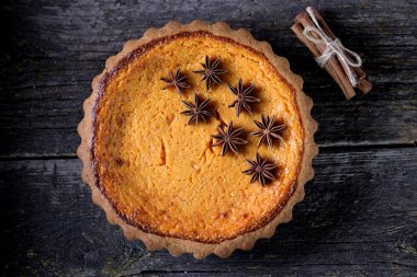 Geleneksel Amerikan kabak pasta baharat eski bir ahşap zemin üzerine ile.