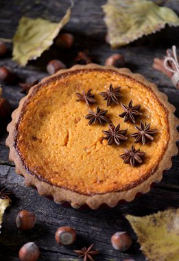 Geleneksel Amerikan kabak pasta baharat eski bir ahşap zemin üzerine ile.