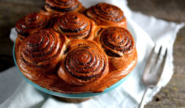 Haşhaş tohumu, tarçın ve eski bir ahşap zemin üzerine fındık ile buns. Rustik tarzı.