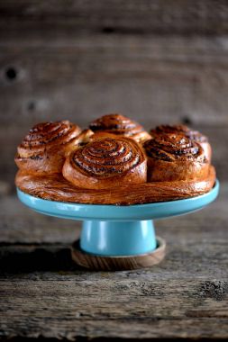Haşhaş tohumu, tarçın ve eski bir ahşap zemin üzerine fındık ile buns. Rustik tarzı.