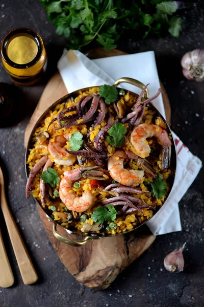 Deniz ürünleri kalamar, karides, midye pirinç, yeşil bezelye, acı biber, safran, zencefil ve Salantro ile.