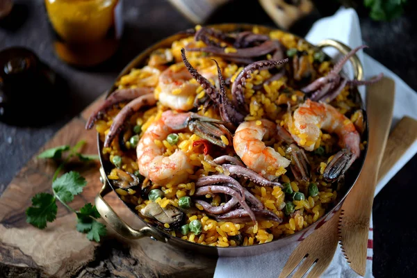 Deniz ürünleri kalamar, karides, midye pirinç, yeşil bezelye, acı biber, safran, zencefil ve Salantro ile.