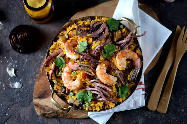 Deniz ürünleri kalamar, karides, midye pirinç, yeşil bezelye, acı biber, safran, zencefil ve Salantro ile.