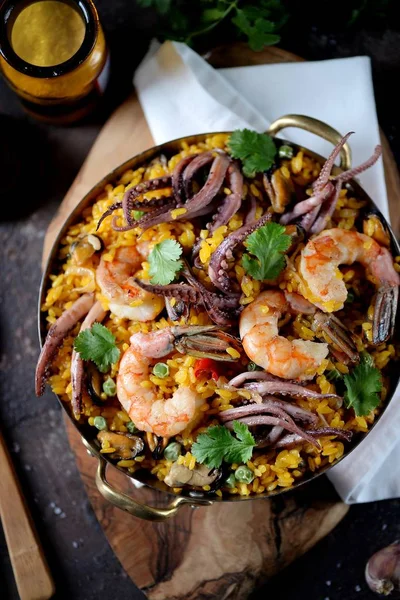 Deniz ürünleri kalamar, karides, midye pirinç, yeşil bezelye, acı biber, safran, zencefil ve Salantro ile.