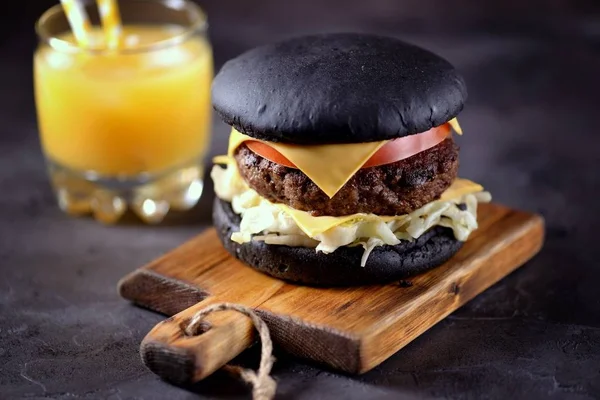 Υγιές Μαύρο Burger Βόειο Κρέας Σαλάτα Iceberg Φέτα Ντομάτα Και — Φωτογραφία Αρχείου