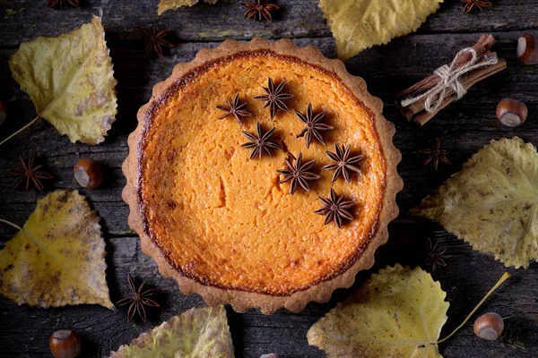 Geleneksel Amerikan kabak pasta baharat eski bir ahşap zemin üzerine ile.