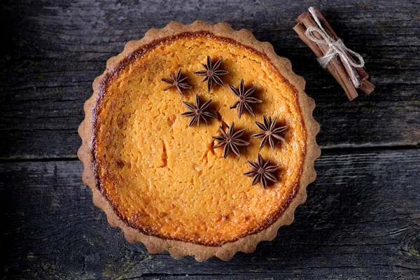 Geleneksel Amerikan kabak pasta baharat eski bir ahşap zemin üzerine ile.