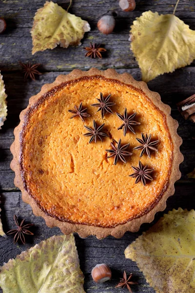 Geleneksel Amerikan kabak pasta baharat eski bir ahşap zemin üzerine ile.