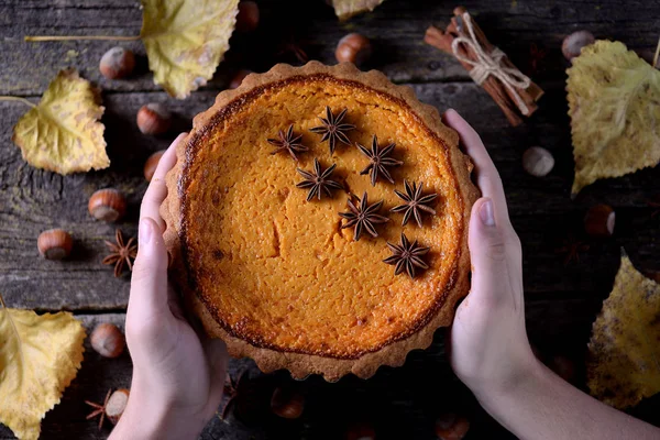 Geleneksel Amerikan kabak pasta baharat eski bir ahşap zemin üzerine ile.