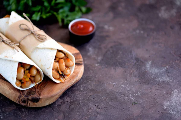 Burrito Vegetariano Com Feijão Branco Cebola Cenoura Aipo Cogumelos Molho — Fotografia de Stock