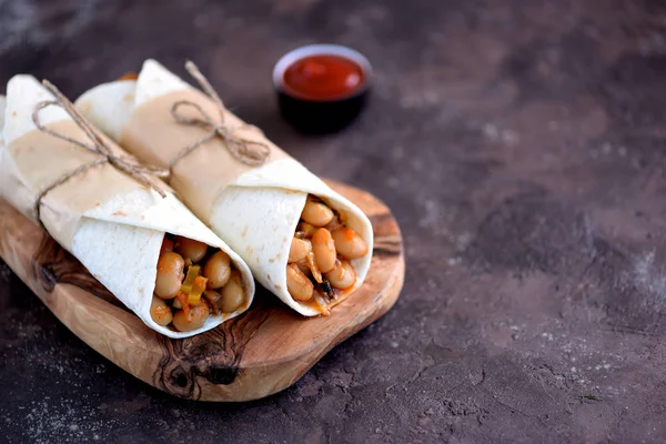 Burrito Vegetariano Com Feijão Branco Cebola Cenoura Aipo Cogumelos Molho — Fotografia de Stock